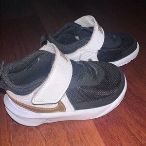 Nike Kids' Team Hustle D 10 Shoes - Black / Metallic Gold / White - SIZE 7C